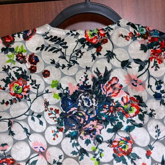 ANTHROPOLOGIE Maeve Umi Velvet Wrap Top Size Extra Small Floral - Picture 7 of 7